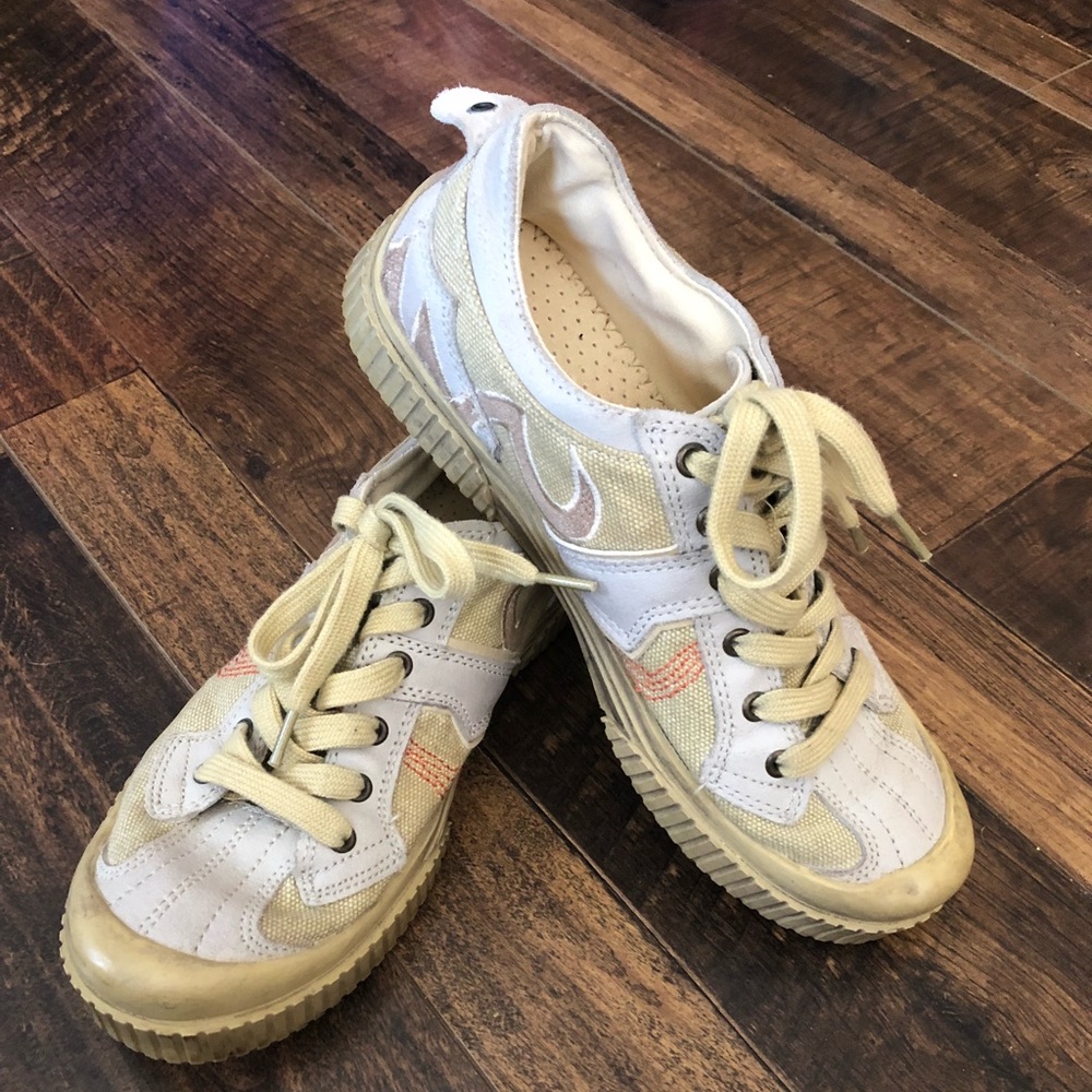 Sneakers with leather detail